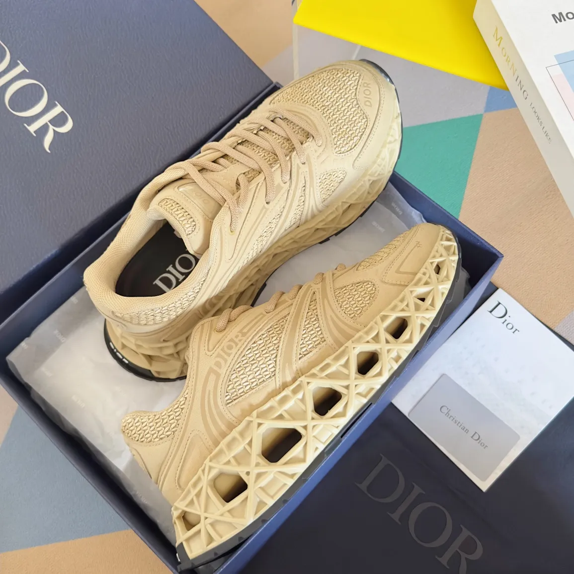 【DIOR】P:800💰 Men's 39-44. (Male 45.46 custom-made) Dior kawa Dior joint 2025ss casual sports shoes‼ ️ Reinterpret running shoes with dior’s haute couture style. b35 is made of fine-textured leather and mesh fabric materials. It can be worn in all seasons, is comfortable and breathable, and has many lines on the shoe body to outline details. It has a full retro three-dimensional feel and can create a casual look all year round!